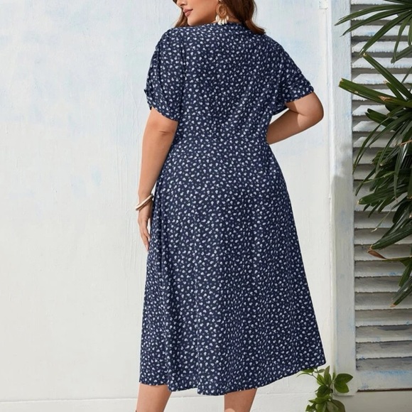 NWOT Plus Ditsy Floral Button Front Dress Without Belt - Picture 2 of 6